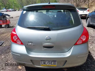 2009 Nissan Versa S z VIN 3N1BC13E19L455441, wystawiony jako IAAI lot #42148367 z przebiegiem 106 182 mil mil oraz . Historia ofert i sprzedaży dostępna na DreamBid. Obrazek 16.