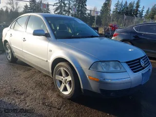 2004 Volkswagen Passat Sedan GLX with VIN WVWRH63B34P057015, listed as a IAAI auction lot 41659722 with 114,225 mi miles. Bid and sale history available at carsss.com. Image 1.