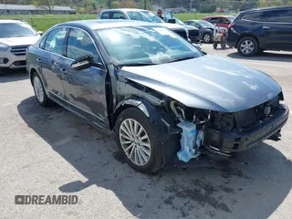 2017 Volkswagen Passat SE z VIN 1VWBT7A3XHC015940, wystawiony jako IAAI lot #42027997 z przebiegiem 28 442 mil mil oraz . Historia ofert i sprzedaży dostępna na DreamBid. Obrazek 1.
