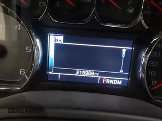 2015 Chevrolet Tahoe LT z VIN 1GNSKBKC7FR255956, wystawiony jako IAAI lot #42310560 z przebiegiem 215 968 mil mil oraz . Historia ofert i sprzedaży dostępna na DreamBid. Obrazek 7.
