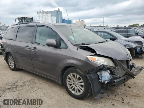 2012 Toyota Sienna XLE AAS z VIN 5TDYK3DC0CS271810, wystawiony jako Copart lot #62958104 z przebiegiem 346 760 mil mil oraz Szkoda całkowita • Salvage title. Historia ofert i sprzedaży dostępna na DreamBid. Obrazek 4.