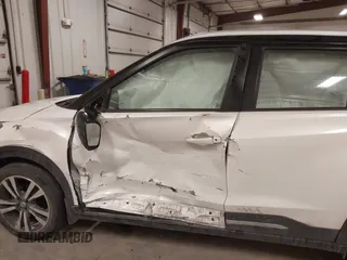 2019 Nissan Kicks SR with VIN 3N1CP5CU8KL550656, listed as a IAAI auction lot 41490725 with 33,281 mi miles. Bid and sale history available at carsss.com. Image 6.