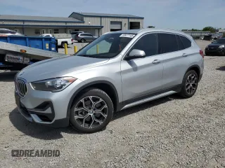 2021 BMW X1 xDrive28i z VIN WBXJG9C07M5S85128, wystawiony jako Copart lot #53477145 z przebiegiem 18 370 mil mil oraz Szkody całkowita. Historia ofert i sprzedaży dostępna na DreamBid. Obrazek 1.