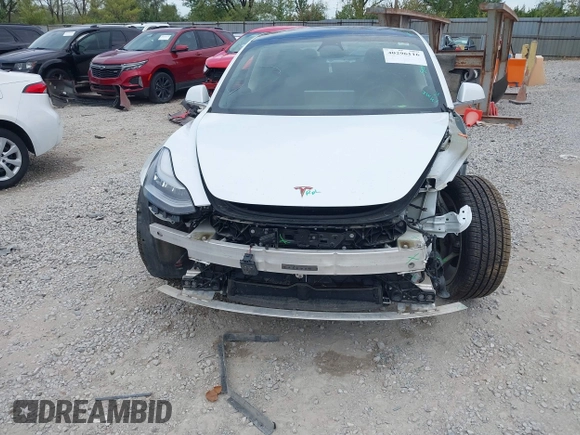 2019 Tesla Model 3 Mid Range z VIN 5YJ3E1EA5KF466517, wystawiony jako IAAI lot #40296116 z przebiegiem 66 509 mil mil oraz . Historia ofert i sprzedaży dostępna na DreamBid. Obrazek 6.