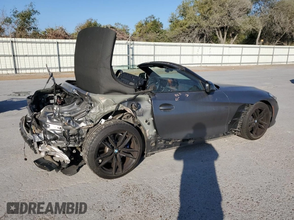 2020 BMW Z4 sDriveM40i z VIN WBAHF9C0XLWW63754, wystawiony jako Copart lot #82302734 z przebiegiem 28 156 mil mil oraz Szkody całkowita. Historia ofert i sprzedaży dostępna na DreamBid. Obrazek 3.