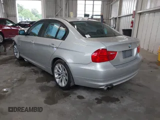 2011 BMW 3 Series 328i xDrive z VIN WBAPK7C57BA820806, wystawiony jako IAAI lot #42226837 z przebiegiem 128 770 mil mil oraz . Historia ofert i sprzedaży dostępna na DreamBid. Obrazek 3.