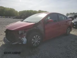 2021 Toyota Prius LE z VIN JTDKAMFP2M3182323, wystawiony jako Copart lot #54396715 z przebiegiem 68 525 mil mil oraz Szkoda całkowita • Salvage title. Historia ofert i sprzedaży dostępna na DreamBid. Obrazek 1.