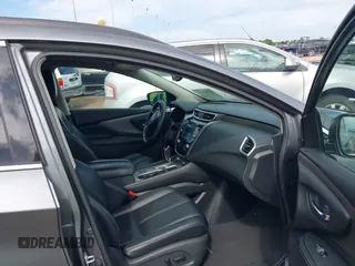 2023 Nissan Murano SV z VIN 5N1AZ2BJ6PC140912, wystawiony jako IAAI lot #42684601 z przebiegiem 52 272 mil mil oraz . Historia ofert i sprzedaży dostępna na DreamBid. Obrazek 5.
