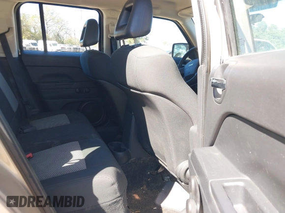 2009 Jeep Patriot Sport z VIN 1J4FT28A49D155628, wystawiony jako IAAI lot #41869474 z przebiegiem 103 082 mil mil oraz . Historia ofert i sprzedaży dostępna na DreamBid. Obrazek 8.