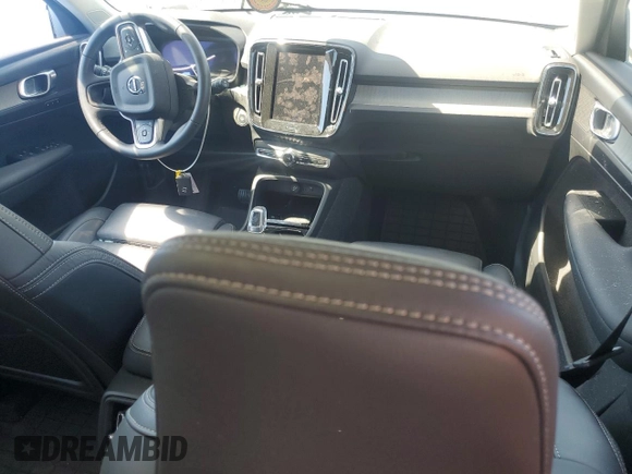 2023 Volvo XC40 Plus Dark Theme с VIN YV4L12UW5P2912803, выставлен на аукционе Copart как лот 49516625 с пробегом 15 303 миль миль и Списание • Salvage title. История ставок и продаж доступна на DreamBid. Изображение 8.