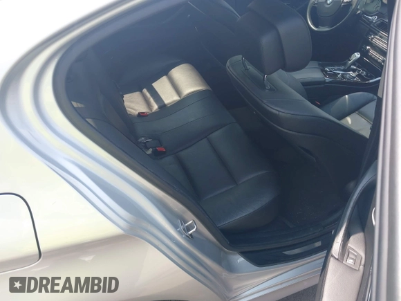 2013 BMW 5 Series 528i xDrive z VIN WBAXH5C51DDW16832, wystawiony jako IAAI lot #42428437 z przebiegiem 209 305 mil mil oraz . Historia ofert i sprzedaży dostępna na DreamBid. Obrazek 8.