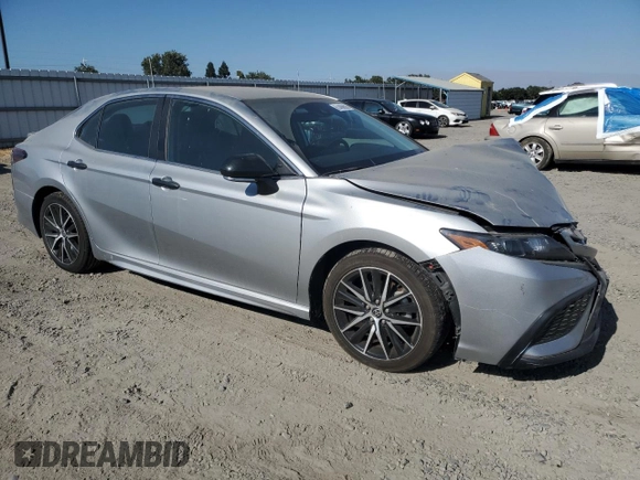 2022 Toyota Camry SE z VIN 4T1G11AK4NU050977, wystawiony jako Copart lot #61466605 z przebiegiem 69 410 mil mil oraz Czysty tytuł • Clean title. Historia ofert i sprzedaży dostępna na DreamBid. Obrazek 4.