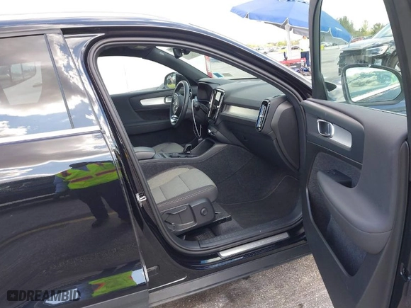 2024 Volvo XC40 Core Bright Theme with VIN YV4L12UK0R2336862, listed as a IAAI auction lot 41185260 with 19,003 mi miles. Bid and sale history available at carsss.com. Image 5.