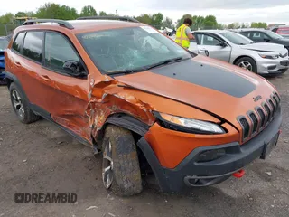2015 Jeep Cherokee Trailhawk z VIN 1C4PJMBS1FW674455, wystawiony jako IAAI lot #42245138 z przebiegiem 136 529 mil mil oraz . Historia ofert i sprzedaży dostępna na DreamBid. Obrazek 1.