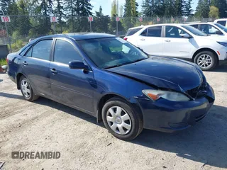 2002 Toyota Camry LE z VIN 4T1BE30K32U561961, wystawiony jako IAAI lot #42073132 z przebiegiem 327 358 mil mil oraz . Historia ofert i sprzedaży dostępna na DreamBid. Obrazek 1.