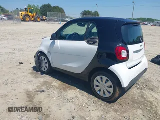 2016 Smart fortwo Passion z VIN WMEFJ5DA6GK078340, wystawiony jako IAAI lot #42140363 z przebiegiem 114 647 mil mil oraz . Historia ofert i sprzedaży dostępna na DreamBid. Obrazek 3.