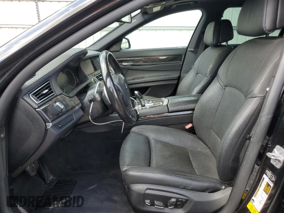 2015 BMW 7 Series 740i z VIN WBAYA6C59FD826788, wystawiony jako Copart lot #55747215 z przebiegiem 134 960 mil mil oraz Szkoda całkowita • Salvage title. Historia ofert i sprzedaży dostępna na DreamBid. Obrazek 7.
