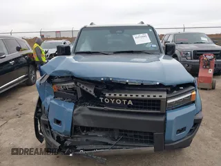 2024 Toyota Land Cruiser z VIN JTEABFAJ9RK015313, wystawiony jako IAAI lot #41573592 z przebiegiem 11 124 mil mil oraz . Historia ofert i sprzedaży dostępna na DreamBid. Obrazek 12.