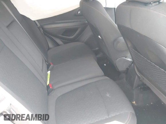 2021 Chevrolet Trax LS z VIN KL7CJKSB3MB334180, wystawiony jako IAAI lot #41951382 z przebiegiem 44 331 mil mil oraz . Historia ofert i sprzedaży dostępna na DreamBid. Obrazek 8.