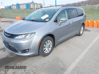 2017 Chrysler Pacifica Touring L z VIN 2C4RC1BG2HR503660, wystawiony jako IAAI lot #41856205 z przebiegiem 78 913 mil mil oraz . Historia ofert i sprzedaży dostępna na DreamBid. Obrazek 19.