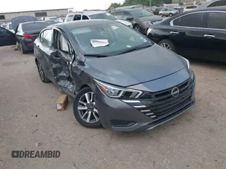 2023 Nissan Versa SV z VIN 3N1CN8EVXPL851661, wystawiony jako IAAI lot #41929200 z przebiegiem 52 370 mil mil oraz . Historia ofert i sprzedaży dostępna na DreamBid. Obrazek 1.