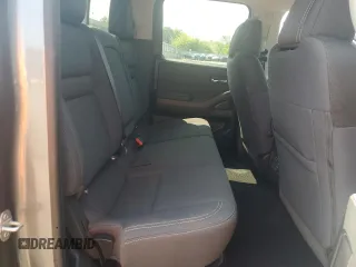 2024 Nissan Frontier SV z VIN 1N6ED1FKXRN605620, wystawiony jako Copart lot #59854695 z przebiegiem 8828 mil mil oraz Szkody całkowita. Historia ofert i sprzedaży dostępna na DreamBid. Obrazek 10.