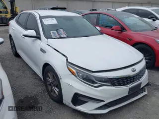 2020 Kia Optima LX z VIN 5XXGT4L31LG415303, wystawiony jako IAAI lot #42041696 z przebiegiem 76 148 mil mil oraz . Historia ofert i sprzedaży dostępna na DreamBid. Obrazek 1.