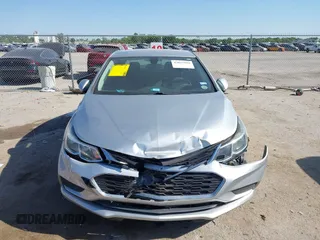 2017 Chevrolet Cruze LS z VIN 1G1BC5SM8H7252748, wystawiony jako IAAI lot #42027880 z przebiegiem 88 114 mil mil oraz . Historia ofert i sprzedaży dostępna na DreamBid. Obrazek 12.