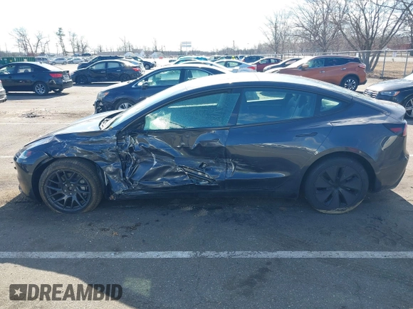 2025 Tesla Model 3 Long Range z VIN 5YJ3E1EBXSF913691, wystawiony jako IAAI lot #41699545 z przebiegiem 3 609 mil mil oraz . Historia ofert i sprzedaży dostępna na DreamBid. Obrazek 14.