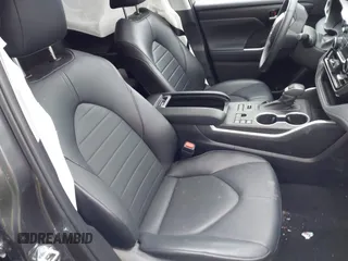 2023 Toyota Highlander L z VIN 5TDKDRBH7PS044010, wystawiony jako IAAI lot #42072483 z przebiegiem 21 655 mil mil oraz . Historia ofert i sprzedaży dostępna na DreamBid. Obrazek 5.