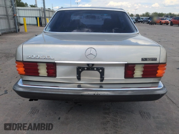 1985 Mercedes-Benz 500 SEL z VIN WDBCA37D4FA159349, wystawiony jako Copart lot #56601725 z przebiegiem 168 327 mil mil oraz Czysty tytuł • Clean title. Historia ofert i sprzedaży dostępna na DreamBid. Obrazek 6.
