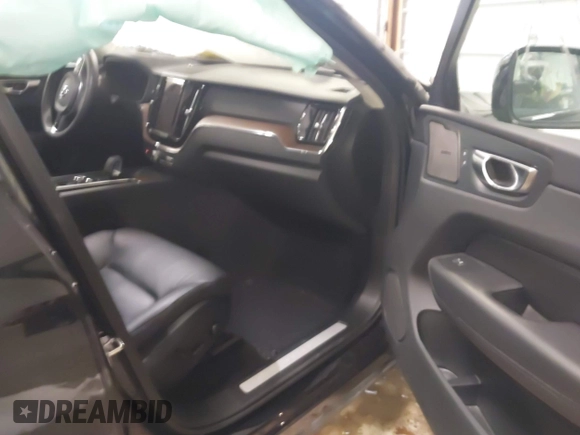 2024 Volvo XC60 Plus Dark Theme z VIN YV4L12RL8R1823184, wystawiony jako IAAI lot #41388918 z przebiegiem 25 299 mil mil oraz . Historia ofert i sprzedaży dostępna na DreamBid. Obrazek 5.