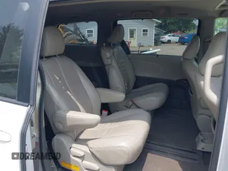 2011 Toyota Sienna XLE AAS z VIN 5TDYK3DC9BS039639, wystawiony jako IAAI lot #42440354 z przebiegiem 291 565 mil mil oraz . Historia ofert i sprzedaży dostępna na DreamBid. Obrazek 8.