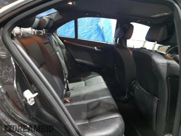2011 Mercedes-Benz C 300 Sport z VIN WDDGF8BB5BR140804, wystawiony jako Copart lot #55286805 z przebiegiem 137 640 mil mil oraz Szkoda całkowita • Salvage title. Historia ofert i sprzedaży dostępna na DreamBid. Obrazek 10.