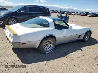 1982 Chevrolet Corvette z VIN 1G1AY8781C5121238, wystawiony jako Copart lot #47667705 z przebiegiem 34 307 mil mil oraz Czysty tytuł • Clean title. Historia ofert i sprzedaży dostępna na DreamBid. Obrazek 3.