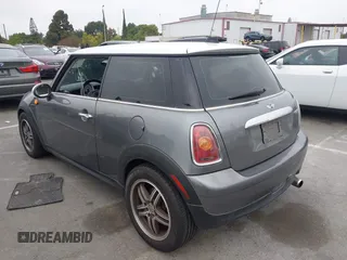 2010 MINI Hardtop z VIN WMWMF3C57ATZ25476, wystawiony jako IAAI lot #42745866 z przebiegiem 100 461 mil mil oraz . Historia ofert i sprzedaży dostępna na DreamBid. Obrazek 3.
