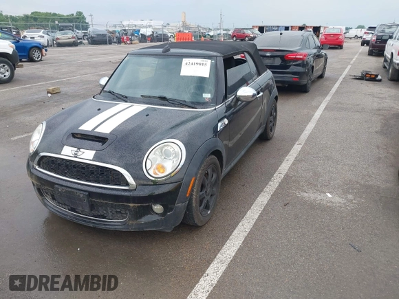 2010 MINI Convertible S z VIN WMWMS3C51ATY51760, wystawiony jako IAAI lot #42419015 z przebiegiem 86 437 mil mil oraz . Historia ofert i sprzedaży dostępna na DreamBid. Obrazek 2.