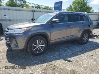 2018 Toyota Highlander SE z VIN 5TDJZRFH2JS560404, wystawiony jako Copart lot #56550405 z przebiegiem 107 930 mil mil oraz Szkody całkowita. Historia ofert i sprzedaży dostępna na DreamBid. Obrazek 1.