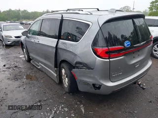 2021 Chrysler Pacifica Touring L z VIN 2C4RC1BG7MR591356, wystawiony jako IAAI lot #42256765 z przebiegiem 32 653 mil mil oraz . Historia ofert i sprzedaży dostępna na DreamBid. Obrazek 6.