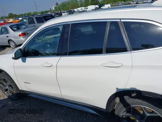2018 BMW X1 xDrive28i z VIN WBXHT3C34J5F89162, wystawiony jako IAAI lot #42254400 z przebiegiem 131 979 mil mil oraz . Historia ofert i sprzedaży dostępna na DreamBid. Obrazek 14.