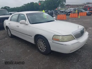 2004 Lincoln Town Car Signature z VIN 1LNHM81W34Y639078, wystawiony jako IAAI lot #42305661 z przebiegiem Nie podano mil oraz . Historia ofert i sprzedaży dostępna na DreamBid. Obrazek 1.