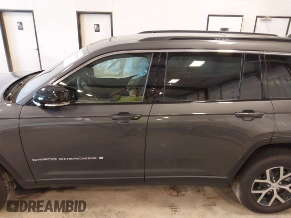 2025 Jeep Grand Cherokee Limited z VIN 1C4RJKBG6S8675253, wystawiony jako IAAI lot #42503091 z przebiegiem 4 975 mil mil oraz . Historia ofert i sprzedaży dostępna na DreamBid. Obrazek 14.
