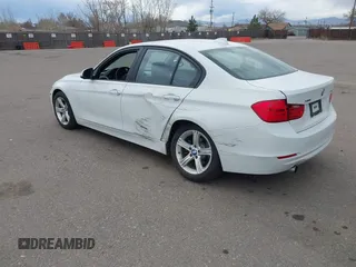 2013 BMW 3 Series 320i xDrive z VIN WBA3C3C50DF981637, wystawiony jako IAAI lot #41834187 z przebiegiem 79 406 mil mil oraz . Historia ofert i sprzedaży dostępna na DreamBid. Obrazek 3.