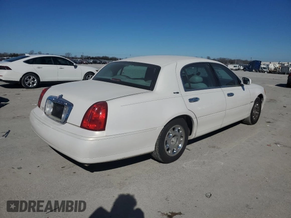 2000 Lincoln Town Car Signature z VIN 1LNHM82W2YY813274, wystawiony jako Copart lot #47288135 z przebiegiem 110 192 mil mil oraz Czysty tytuł • Clean title. Historia ofert i sprzedaży dostępna na DreamBid. Obrazek 3.
