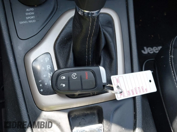 2014 Jeep Cherokee Limited with VIN 1C4PJMDS2EW153305, listed as a IAAI auction lot 41908007 with 88,015 mi miles. Bid and sale history available at carsss.com. Image 11.