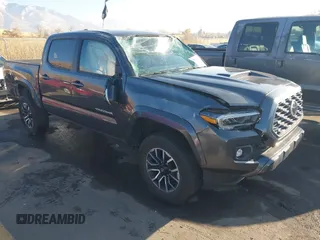 2023 Toyota Tacoma SR z VIN 3TMCZ5AN2PM553928, wystawiony jako IAAI lot #40999044 z przebiegiem 9 210 mil mil oraz . Historia ofert i sprzedaży dostępna na DreamBid. Obrazek 1.