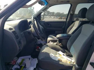 2004 Ford Escape XLS with VIN 1FMYU021X4DA07352, listed as a Copart auction lot 68909864 with 275,776 mi miles and Salvage Title. Bid and sale history available at carsss.com. Image 7.
