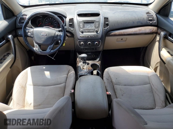 2014 Kia Sorento LX z VIN 5XYKT4A63EG434490, wystawiony jako Copart lot #57361795 z przebiegiem 146 278 mil mil oraz Czysty tytuł • Clean title. Historia ofert i sprzedaży dostępna na DreamBid. Obrazek 8.
