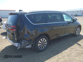 2024 Chrysler Pacifica Hybrid Select z VIN 2C4RC1S76RR177928, wystawiony jako IAAI lot #42489370 z przebiegiem 30 130 mil mil oraz . Historia ofert i sprzedaży dostępna na DreamBid. Obrazek 4.