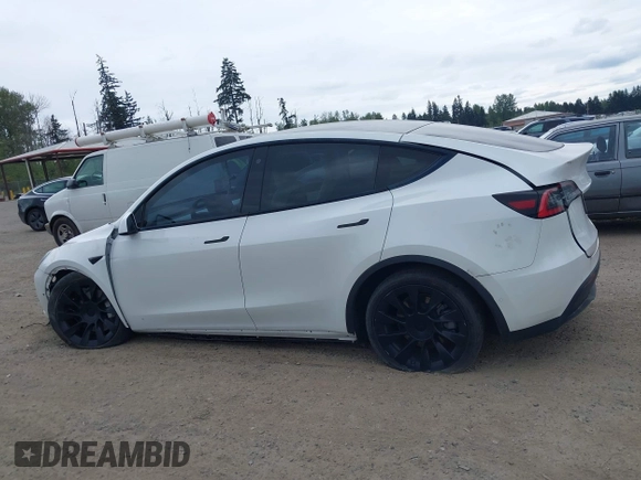 2021 Tesla Model Y Standard Range with VIN 5YJYGDED9MF121828, listed as a IAAI auction lot 42119518 with 34,454 mi miles and . Bid and sale history available at carsss.com. Image 13.